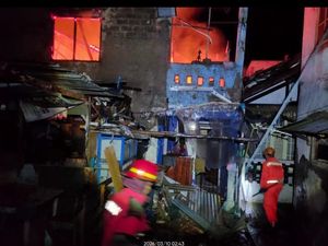 Rumah Lantai 2 di Cimahi Kebakaran, Satu Lansia Tewas