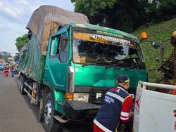 Kecelakaan Beruntun 7 Kendaraan di Tol JORR, 2 Orang Terluka