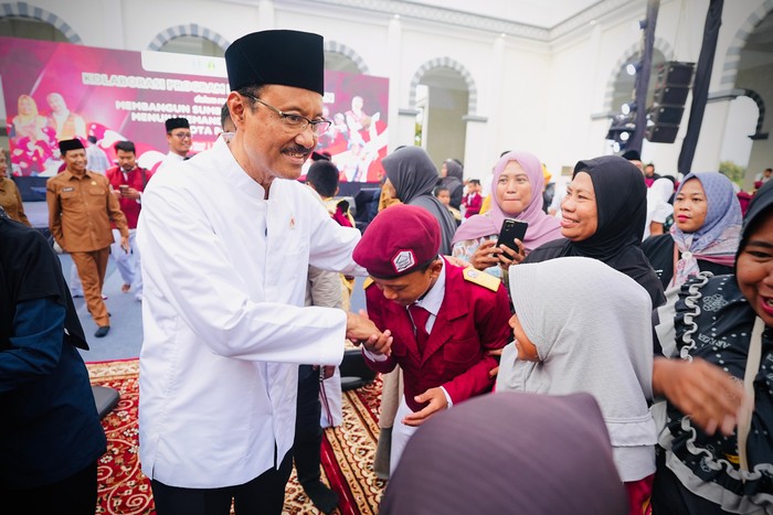 Gus Ipul Berkunjung ke Pasuruan dan Bagikan Paket Sembako untuk 1.500 KPM