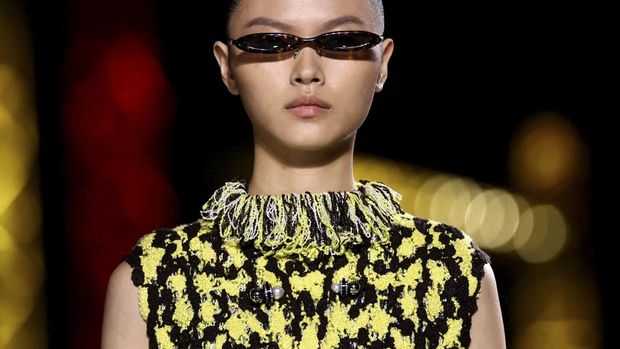 A model presents a creation by designer Matthieu Blazy as part of his Fall/Winter 2026/2027 Women's ready-to-wear collection show for fashion house Chanel during Paris Fashion Week in Paris, France, March 9, 2026. REUTERS/Stephane Mahe     TPX IMAGES OF THE DAY