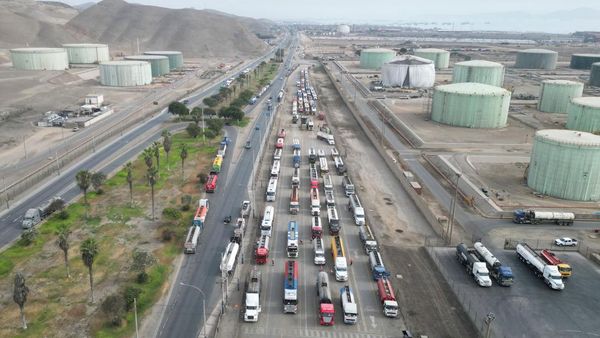 Krisis BBM di Peru! Pipa Gas Bocor, Truk Tangki Antre Panjang di Kilang