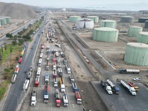 Krisis BBM di Peru! Pipa Gas Bocor, Truk Tangki Antre Panjang di Kilang