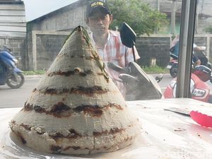 Manisnya Kue Dongkal Betawi Diserbu Pemburu Takjil di Gresik