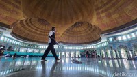 Melihat Masjid dengan Kubah Terbesar Tanpa Tiang di Tangerang