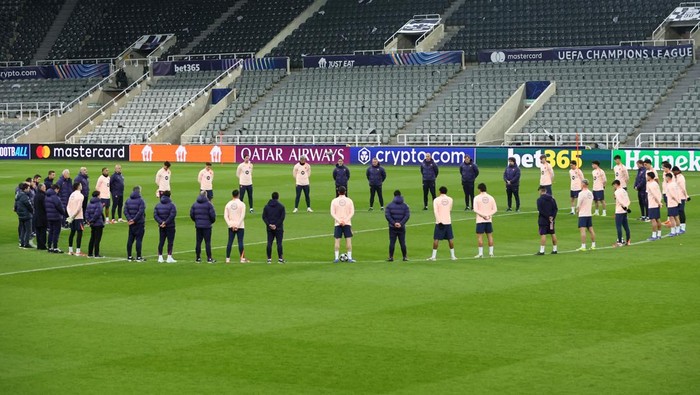 Barcelona akan menghadapi Newcastle United tengah pekan ini.