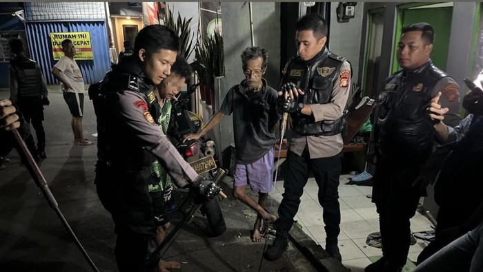 Polisi Tangkap Empat Pemuda di Kampung Mekarsari, 12 Sajam Disita