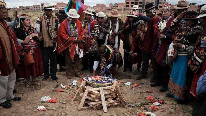 Pemuka Adat Andes Gelar Ritual untuk Korban Kecelakaan Pesawat Militer di El Alto