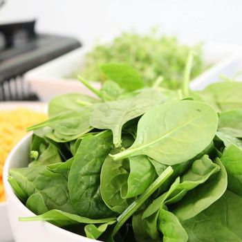 Sayur bening bayam adalah resep sayur sederhana yang ringan dan cocok untuk menu sahur sehat.