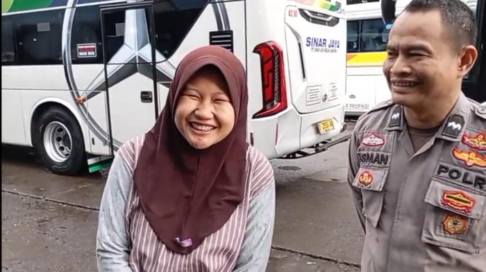 Polisi Bogor Bantu Ibu Hamil Keberatan Ongkos Pulang ke Kampung