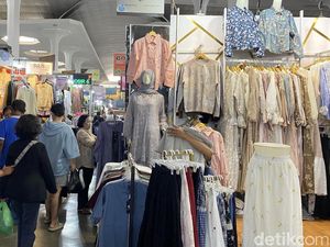 Gamis Bini Orang dan Tunik Bini Sah Jadi Primadona di Pasar Johar Semarang