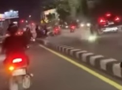 Heboh Rombongan Remaja Konvoi Sambil Nyalakan Kembang Api di Ring Road Utara