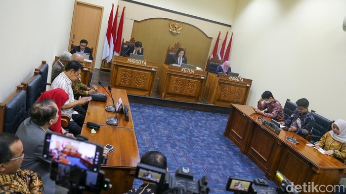 KIP Menetapkan Sebagian Dokumen Studi Jokowi di UGM Terbuka