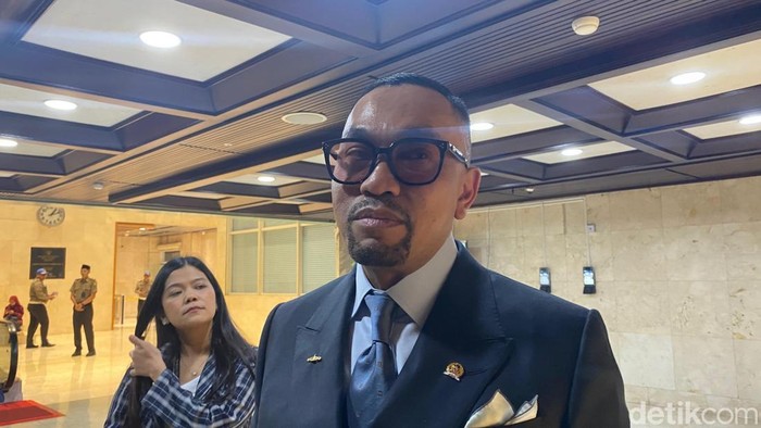 Sahroni Serahkan Gaji DPR ke Yayasan Kita Bisa