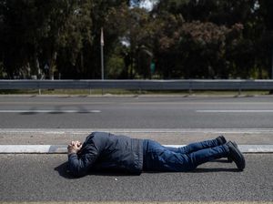 Warga Israel Tiarap Tiap Saat Sirene Berbunyi