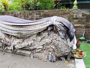 Ada Tumpukan Kain Batik Contong di Nisan Mbah Lancing, Ternyata Ini Artinya