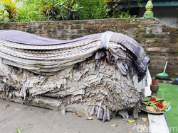 Ada Tumpukan Kain Batik Contong di Nisan Mbah Lancing, Ternyata Ini Artinya
