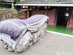 Potret Makam Mbah Lancing Penuh Tumpukan Kain Batik dari Peziarah