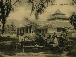 Duel Lawan Babi Jadi Primadona Hiburan Lebaran di Garut Baheula