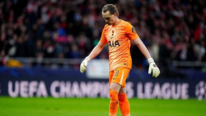 Kiper Tottenham Hotspur Antonin Kinsky menjalani debut horor di Liga Champions.