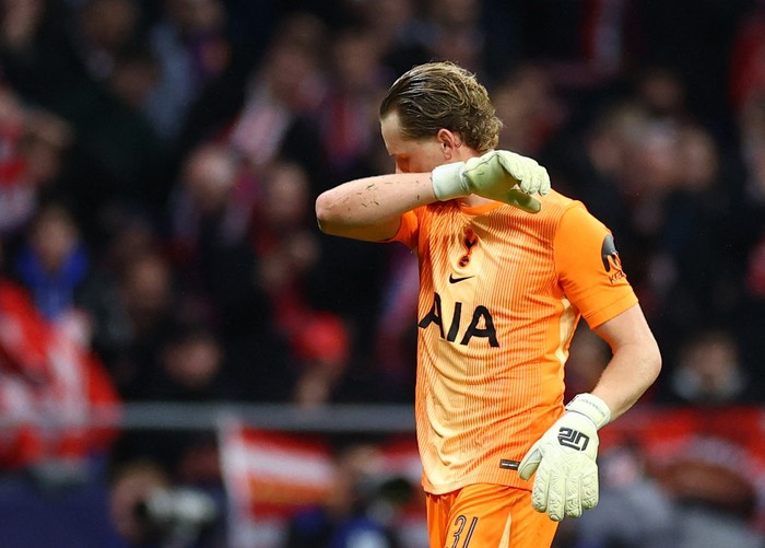 Soccer Football - UEFA Champions League - Round of 16 - First Leg - Atletico Madrid v Tottenham Hotspur - Riyadh Air Metropolitano, Madrid, Spain - March 10, 2026 Tottenham Hotspurs Antonin Kinsky reacts after being substituted Action Images via Reu