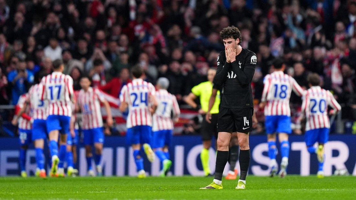 Pemain Spurs, Archie Gray, tertunduk usai gawang timya dibobol Atletico Madrid. The Lilywhites tumbang 2-5 di pertandingan leg pertama 16 besar Liga Champions. Foto: Angel Martinez/Getty Images