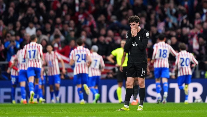 Pemain Spurs, Archie Gray, tertunduk usai gawang timya dibobol Atletico Madrid. The Lilywhites tumbang 2-5 di pertandingan leg pertama 16 besar Liga Champions.