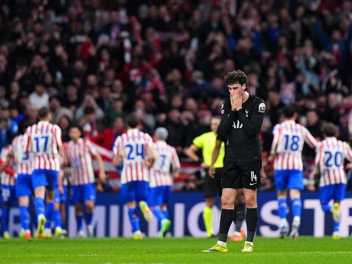 MADRID, SPAIN - MARCH 10: Archie Gray of Tottenham Hotspur looks dejected after Julian Alvarez of Atletico de Madrid (obscured) scores his team's third goal during the UEFA Champions League 2025/26 Round of 16 First Leg match between  Atletico de Madrid and Tottenham Hotspur FC at Estadio Civitas Metropolitano on March 10, 2026 in Madrid, Spain. (Photo by Angel Martinez/Getty Images)