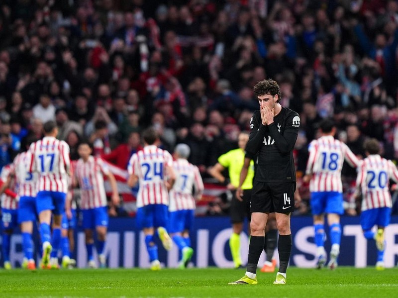 MADRID, SPAIN - MARCH 10: Archie Gray of Tottenham Hotspur looks dejected after Julian Alvarez of Atletico de Madrid (obscured) scores his team's third goal during the UEFA Champions League 2025/26 Round of 16 First Leg match between  Atletico de Madrid and Tottenham Hotspur FC at Estadio Civitas Metropolitano on March 10, 2026 in Madrid, Spain. (Photo by Angel Martinez/Getty Images)