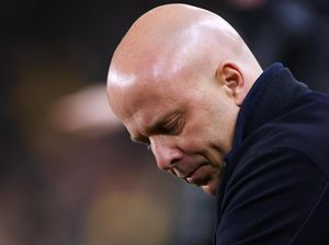 Arne Slot Berkilah: Liverpool Masih di Liga Champions & Piala FA!