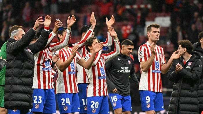 Atletico Madrid players celebrate their victory at the end of the UEFA Champions League last 16 first leg football match between Club Atletico de Madrid and Tottenham Hotspur at Metropolitano Stadium in Madrid on March 10, 2026. (Photo by Javier SORI