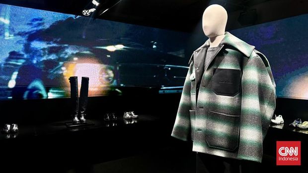 Balenciaga di bawah direktur kreatif Pierpaolo Piccioli merilis koleksi runway kedua di Paris Fashion Week. Koleksi ini bertajuk 'ClairObscur'.