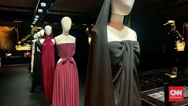 Balenciaga di bawah direktur kreatif Pierpaolo Piccioli merilis koleksi runway kedua di Paris Fashion Week. Koleksi ini bertajuk 'ClairObscur'.