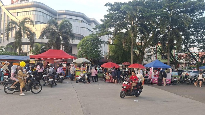 Potret Serunya War Takjil di GDC Depok: Makin Sore Makin Ramai