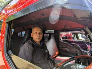 Senyum Kecut Sopir Elf di Jalur Bandung-Panjalu