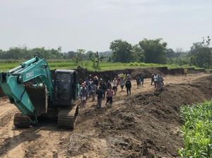 Galian C Ilegal di Mojokerto Didemo Warga, Alat Berat Dikeluarkan Paksa