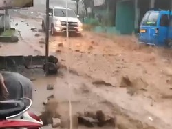 Drainase Proyek Tersumbat di Tamansari Bogor Picu Banjir-Batu Berserakan