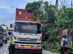 Truk Kontainer Tabrak Pohon di Jalan Jogja-Solo Bikin Macet Panjang