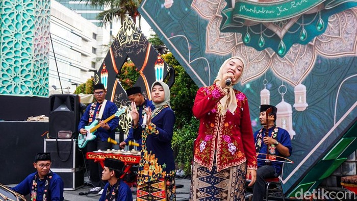 Gambang Kromong Selamatkan Suasana Ramadan di Bundaran HI