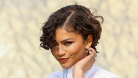 Foto: Zendaya Akhirnya Muncul Setelah Dikabarkan Menikah, Pamer Cincin Kawin
