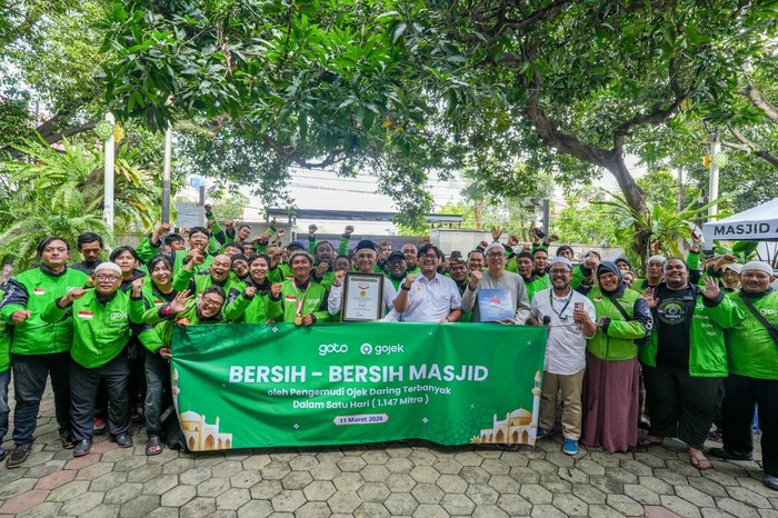 Ribuan Mitra Gojek Bersihkan Masjid Serentak dan Pecahkan Rekor MURI