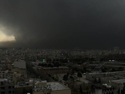 Hujan Hitam Menyeramkan Turun di Iran, Ini Peringatan Ilmuwan