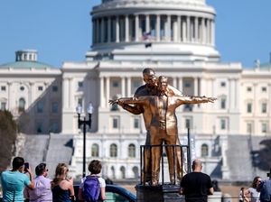 Patung Titanic Trump-Epstein Bikin Heboh di Jantung Washington!