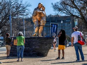 Sindiran Pedas di Balik Patung Trump-Epstein Ala Titanic di Washington