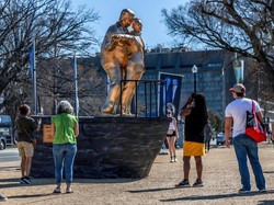 Sindiran Pedas di Balik Patung Trump-Epstein Ala Titanic di Washington