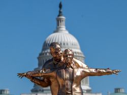 Penampakan Patung Titanic Trump-Epstein dari Berbagai Sisi