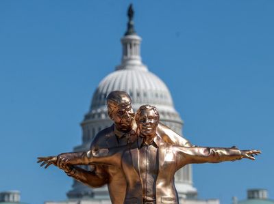 Penampakan Patung Titanic Trump-Epstein dari Berbagai Sisi