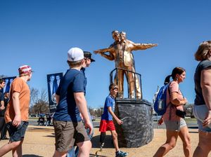 Instalasi Seni Trump-Epstein Muncul di National Mall Washington