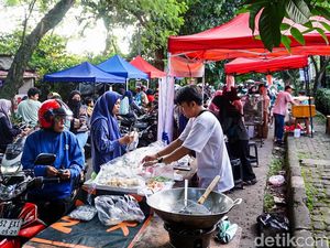 Jelang Berbuka, Warga Padati Pedagang Takjil di Taman Merdeka Depok