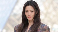 Goddess Beauty, Jun Ji Hyun Tebar Pesona Anggun di Paris Fashion Week 2026