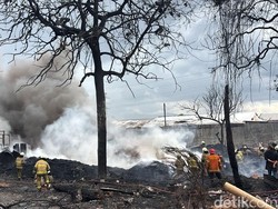 Kebakaran Pabrik Mebel di Bandung Merembet ke Gudang Rongsok dan Konveksi